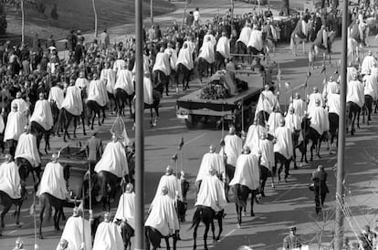 Traslado del féretro con los restos mortales de Franco, escoltados por la Guardia Real, desde el Palacio Real al Valle de los Caídos, donde recibió sepultura.