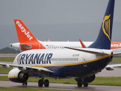 Un avión de Ryanair, junto a otro de Easyjet, en el aeropuerto de Manchester.