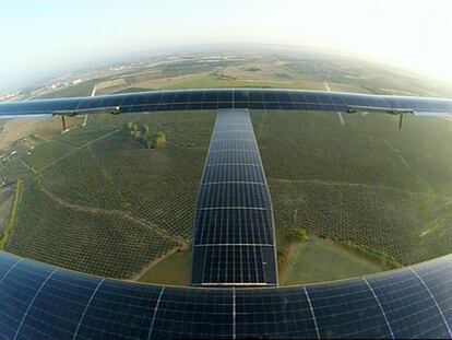 El avión solar Impulse II durante su aproximación a España tras cruzar el Atlántico Norte.