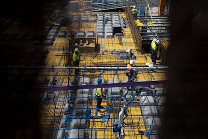 Obreros trabajando en el forjado de un edificio Sevilla.