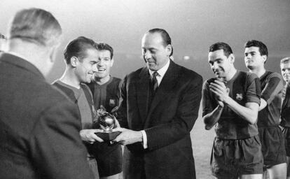 Luis Suárez recibe de manos del subdirector del periódico francés L' Equipe el Balón de Oro al mejor futbolista, en Barcelona, en presencia de Garay (d) y Segarra (detrás de Suárez) en 1961.