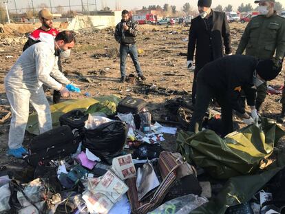 Pertences dos passageiros do avião destruído nesta quarta-feira perto de Teerã (Irã).