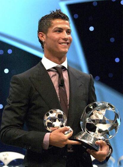 Cristiano Ronaldo, con su premio de la UEFA.