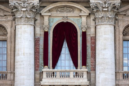 El balcón de la basílica de San Pedro desde donde hará aparición el nuevo Papa.