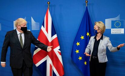 El primer ministro británico, Boris Johnson, y la presidenta de la Comisión Europea, Ursula von der Leyen, tras una 
reunión pos-Brexit en diciembre en Bruselas.