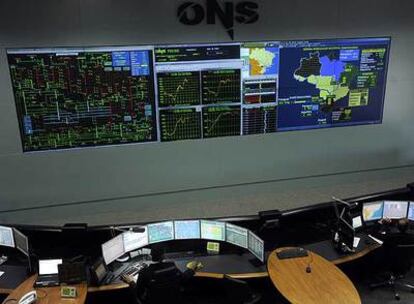 Trabajadores del Operador Nacional del Sistema Eléctrico de Brasil (ONS) analizan en Brasilia las posibles causas del apagón