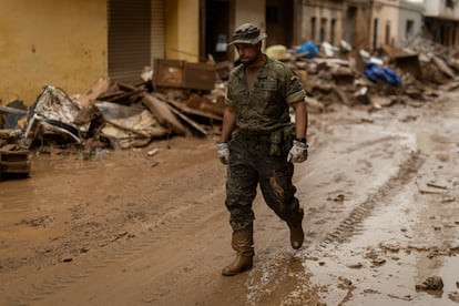 Un soldado camina entre el barro en Paiporta. 
