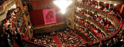 El interior del Teatro Español, antes de la representación de 'La venganza de Don Mendo', en favor de la Casa del Actor.