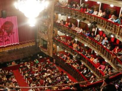 El interior del Teatro Espa&ntilde;ol, antes de la representaci&oacute;n de &#039;La venganza de Don Mendo&#039;, en favor de la Casa del Actor.