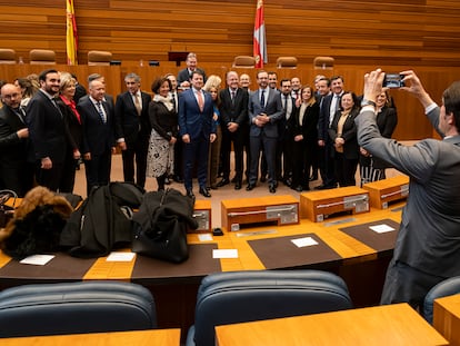 El consejero de Medio Ambiente de Castilla y León, Juan Carlos Suárez Quiñones, hace una fotografía a varios miembros del Partido Popular durante el acto de celebración del 40 Aniversario del Estatuto de Autonomía de Castilla y León en las Cortes de la región, este viernes en Valladolid.