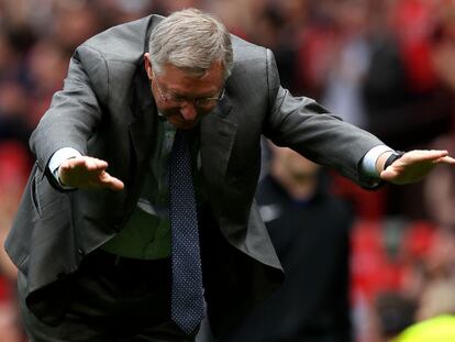 Ferguson celebra el triunfo saludando con una alabanza al público de Old Trafford.