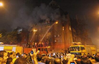 Los bomberos tratan de extinguir el fuego en una iglesia en la popular zona de Imbaba en El Cairo.