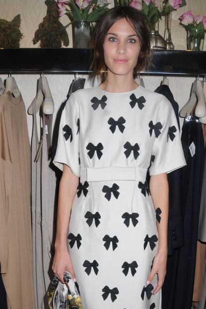  

	Lacitos
	Alexa Chung es la it girl por excelencia, y una de las mujeres más imitadas del mundo. El vestido de lacitos que lució en la Fashion Night Out de 2011 recuerda poderosamente a...