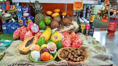 Dentro del mercado central de Valencia, productos exóticos como la curuba y el lulo.