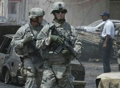 Soldados de EE UU patrullan la zona de un ataque hoy en Bagdad