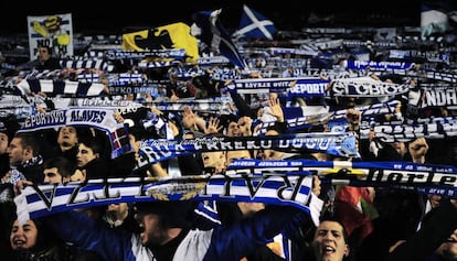 Aficionados del Alavés celebran la victoria de su equipo.