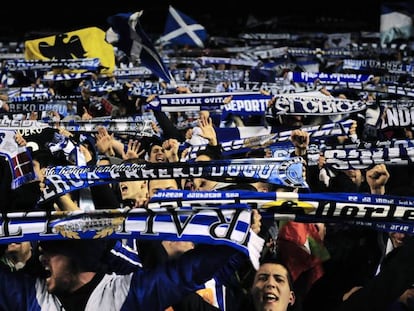 Aficionados del Alavés celebran la victoria de su equipo.