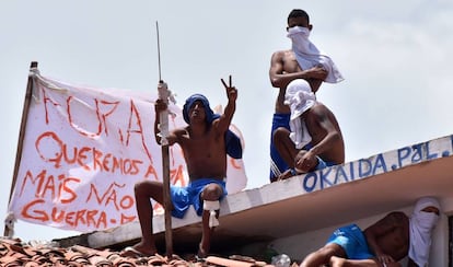 Internos no telhado da penitenciária de Alcaçuz nesta terça.