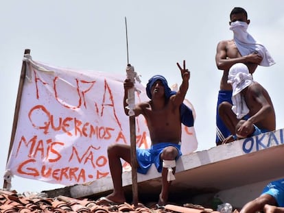 Internos no telhado da penitenciária de Alcaçuz nesta terça.