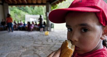 Un ni&ntilde;o almorzando durante unas colonias en Planoles. 