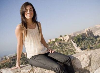 Rosario Soto, en el Cerro de San Miguel, con la Alcazaba de Almería al fondo.