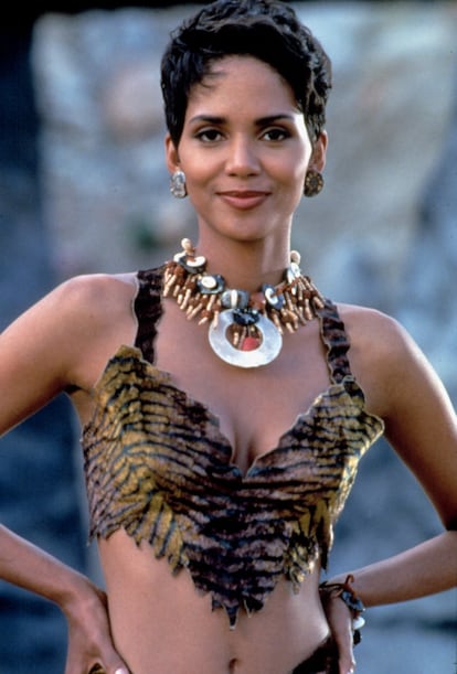 A partir de ahí comenzaron a lloverle papeles en cine y televisión. Algunos muy populares como el de Sharon Stone en ‘Los Picapiedra’ o de coprotagonista en la comedia romántica ‘Boomerang’ junto a Eddie Murphy. Pero ni siquiera en aquellos años encontró el sosiego: empezó una relación con un maltratador que en una de las palizas la dejó sorda de un oído.