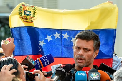 Leopoldo López afuera de la embajada española en Caracas, en mayo de 2019.