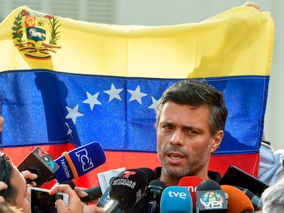 O líder oposicionista Leopoldo López atende a imprensa em Caracas, no dia 2 de maio de 2019.