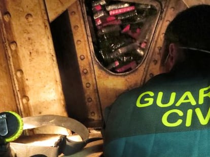 Un guàrdia davant del pallol amb la cocaïna.