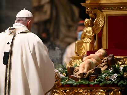 El Papa Francisco celebra la misa navideña en el Vaticano, este jueves.