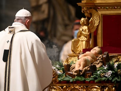 El Papa Francisco celebra la misa navideña en el Vaticano, este jueves.