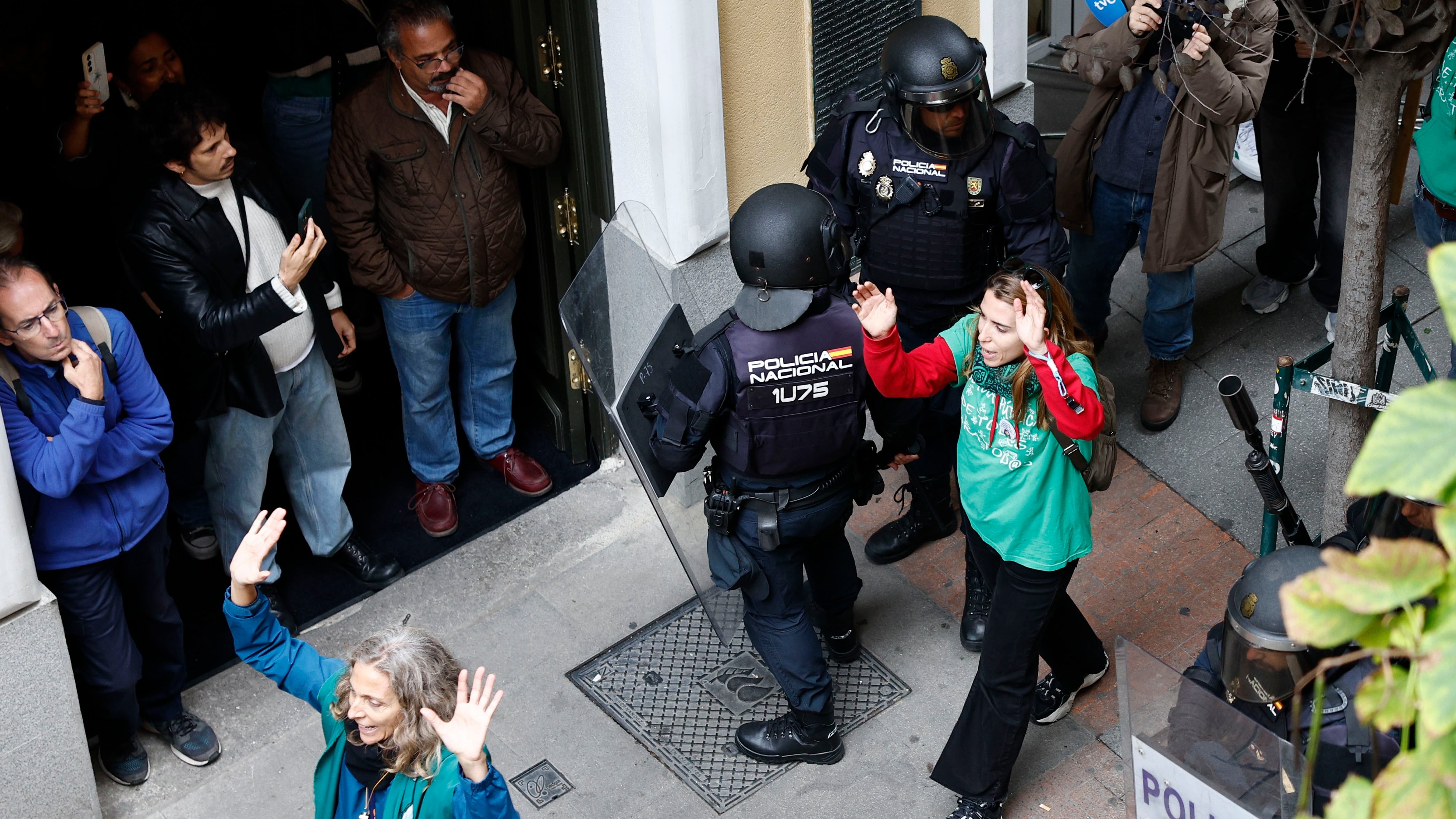 La policía carga contra un grupo de profesores de Madrid que bloqueaba la entrada a un acto de Ayuso