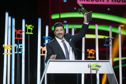 Tony Aguilar recibe el Ondas al mejor programa y presentador de radio por 'Del 40 al 1'.