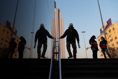 Un hombre en el metro, en Santiago, Chile, en julio de 2024