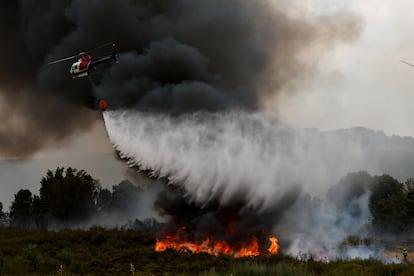 Un helicóptero de bomberos lanza agua contra un foto del incendio en Abejera de Tabara, Zamora, el miércoles. 