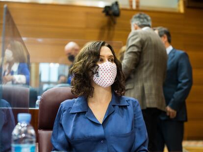 La presidenta de Madrid, Isabel Díaz Ayuso, durante el pleno en la Asamblea de Madrid esta mañana.