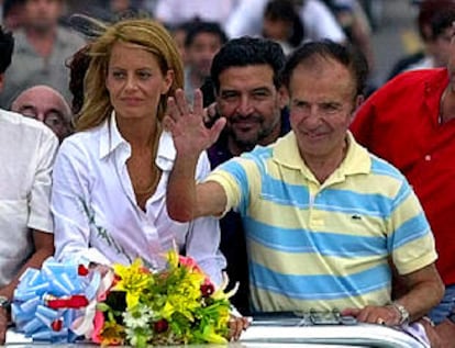 Carlos Menem, junto a su esposa, Cecilia Bolocco, durante su visita a la provincia de La Rioja.