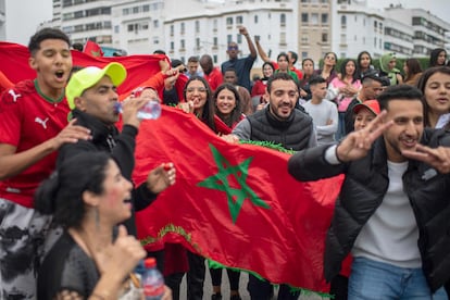 Aficionados marroquíes celebraban la victoria de su selección ante Bélgica, el domingo en Rabat.