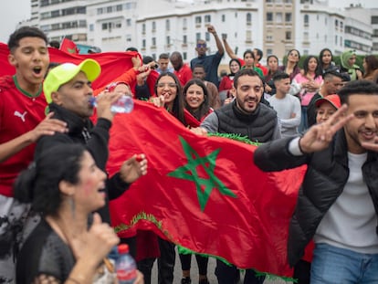 Aficionados marroquíes celebraban la victoria de su selección ante Bélgica, el domingo en Rabat.