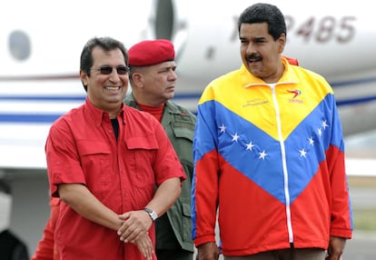 Ad&aacute;n Ch&aacute;vez, hermano del fallecido Hugo Ch&aacute;vez, con Nicol&aacute;s Maduro, en 2013.