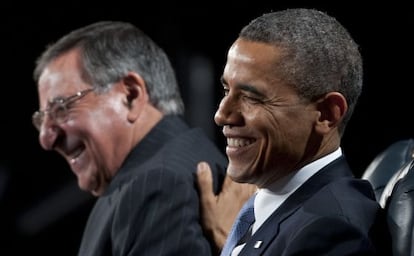 Barack Obama bromea con Le&oacute;n Panetta en su acto de despedida. 
