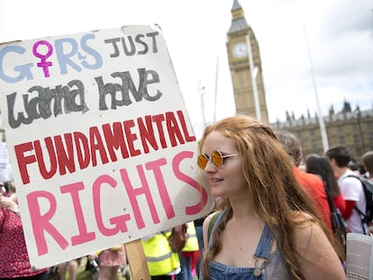 Una manifestante londinense sostiene una pancarta en una marcha feminista en octubre de 2023.