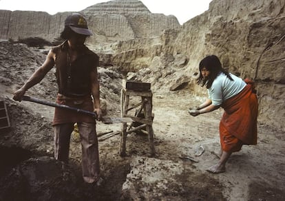 Una pareja fabrica ladrillos en el norte de Perú.