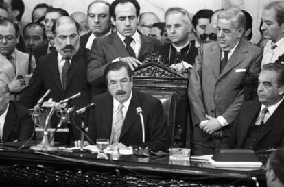 El presidente Raúl Alfonsín jura su cargo en el Parlamento argentino, en una ceremonia que marca el regreso de la democracia al país tras la dictadura militar.