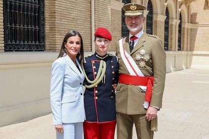 Los reyes Felipe y Letizia junto a la princesa Leonor, este sábado en la Academia General Militar (AGM) de Zaragoza. 