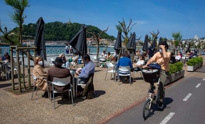 Grupos de personas pasan la tarde este viernes en una terraza del Paseo de la Concha, en San Sebastián.