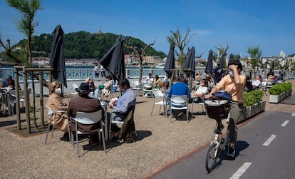 Grupos de personas pasan la tarde este viernes en una terraza del Paseo de la Concha, en San Sebastián.