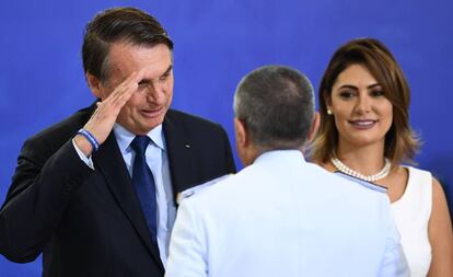 Bolsonaro y la primera dama brasileña, Michelle, en el Palacio de Planalto.