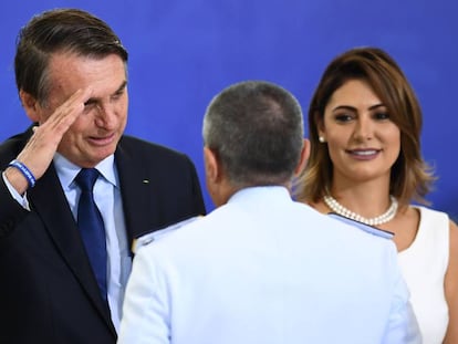 Bolsonaro y la primera dama brasileña, Michelle, en el Palacio de Planalto.