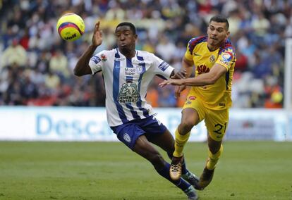 Murillo y Martín disputan el balón.